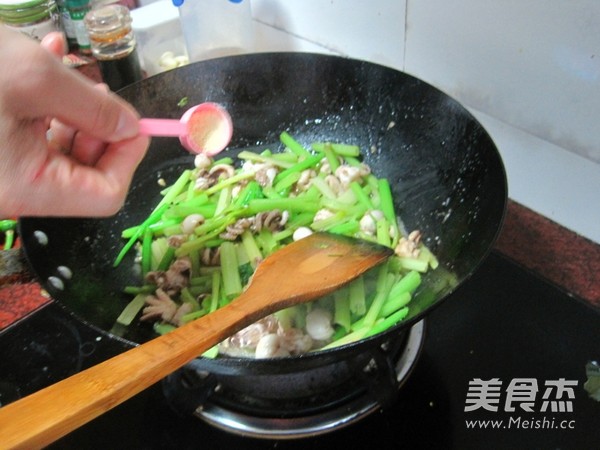香芹炒小墨鱼