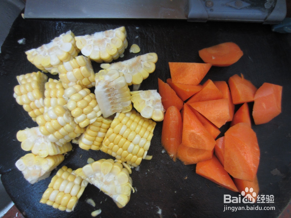 胡萝卜玉米花生鲫鱼汤