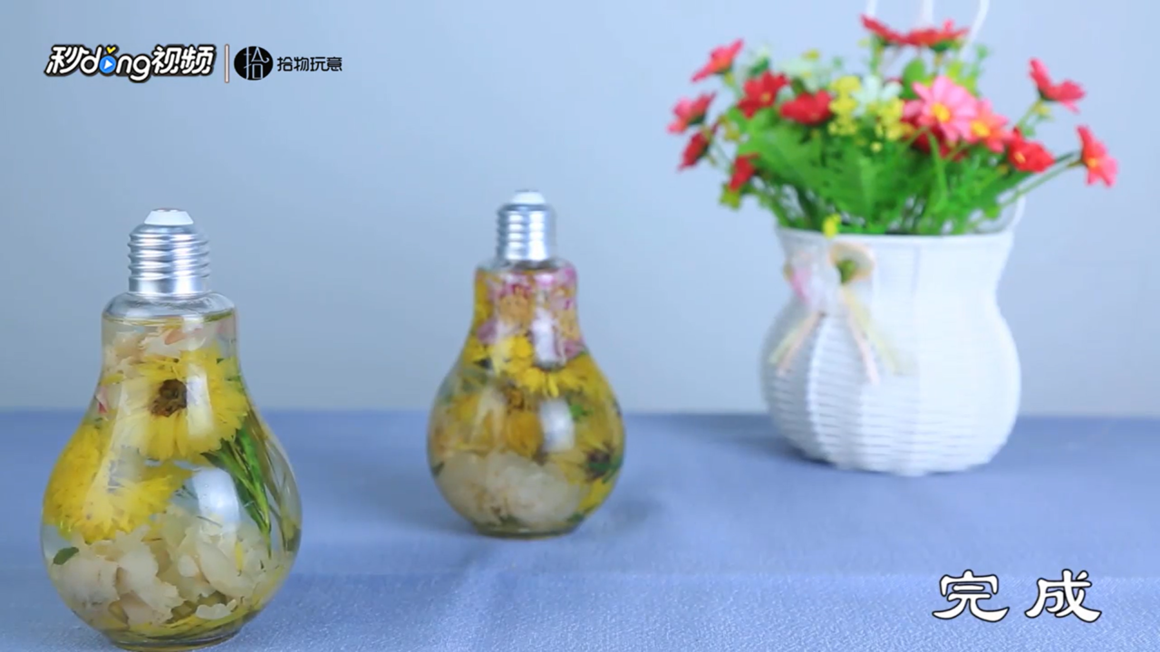 如何用旧灯泡改装成精致的小花瓶