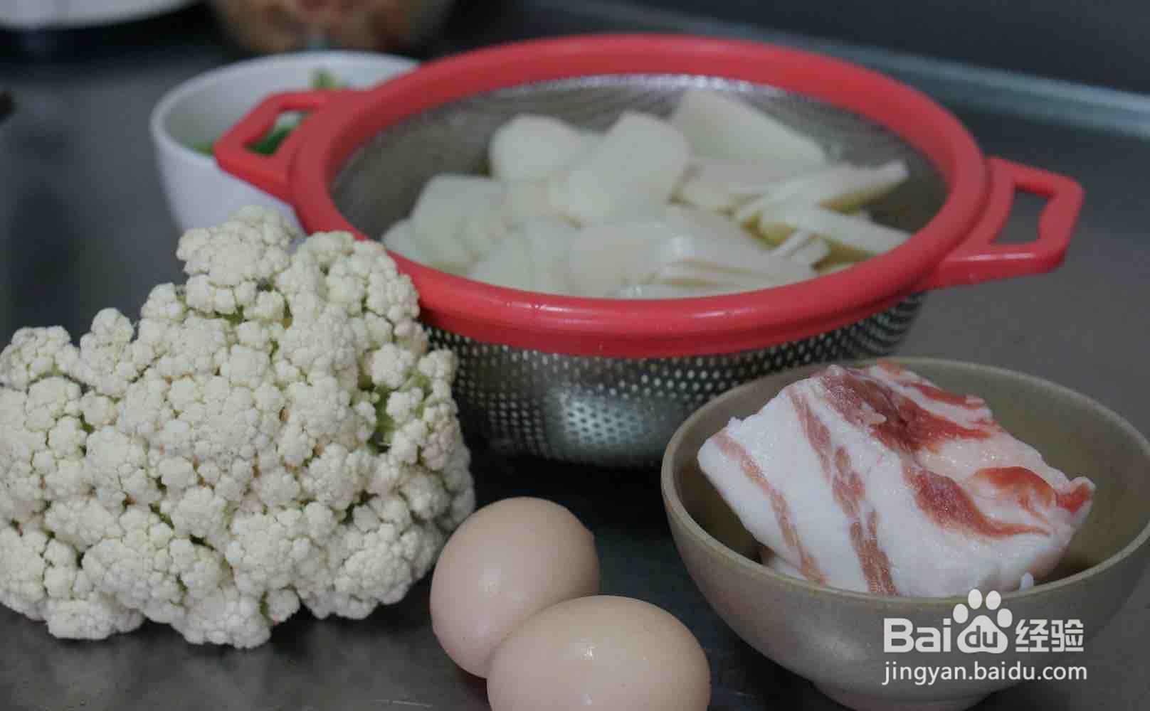 一步步做好吃的油渣花菜炒年糕