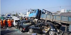 驾驶员如何躲大车?躲过车祸