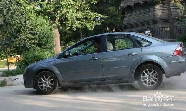 停车怎么踩离合和刹车