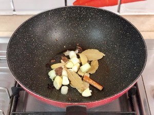 土豆焖牛腩的做法