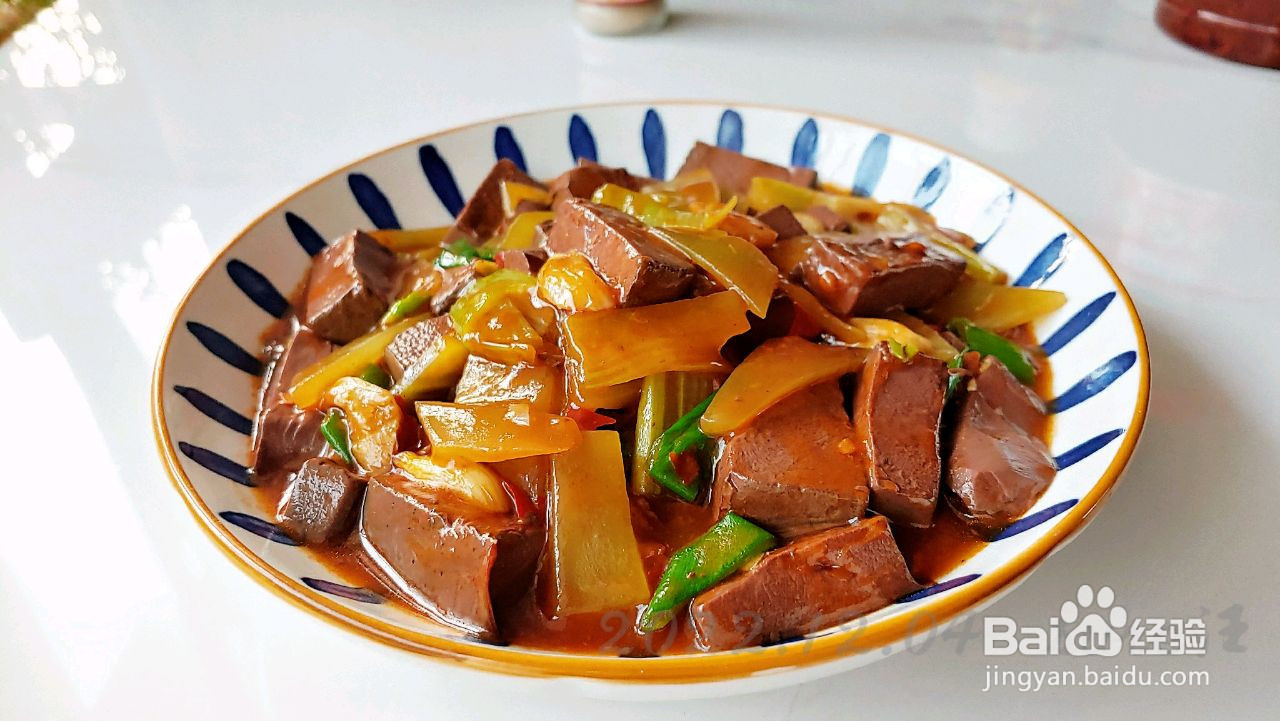 红油青笋烧鸭血的做法