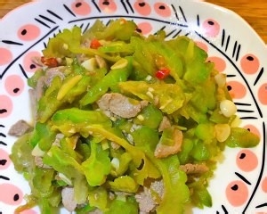 养生食补家常菜苦瓜炒肉的做法