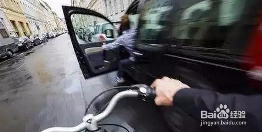 这辆日系豪车停路边被大巴撞了，大巴车主心慌慌