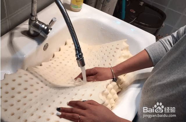 怎样晒枕头才能除螨？