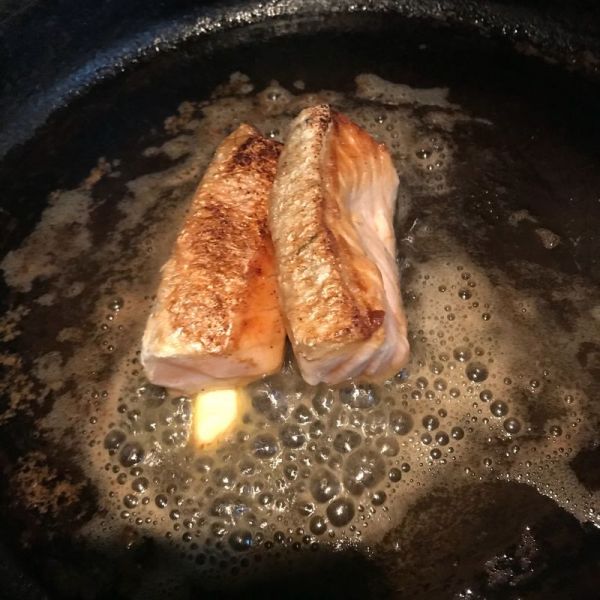 奶油煎三文鱼配藜麦饭