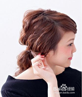 卷发扎发的简单步骤