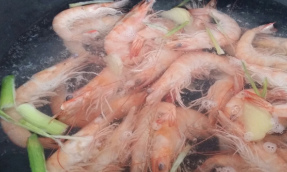 虾应该用清水泡还是盐水
