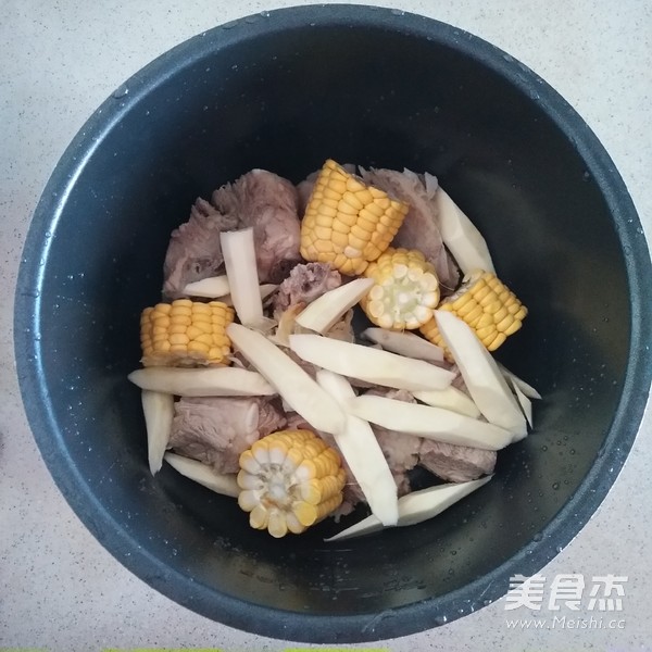 排骨百合山药玉米汤