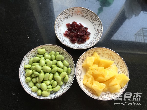 莓干三色鸡丁