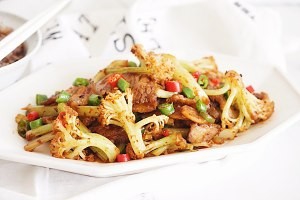 五花肉花菜干锅怎么做