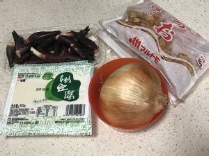 洋葱、茗荷、柴鱼片的凉拌豆腐