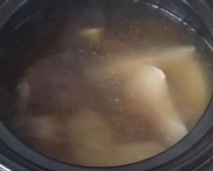 润肺去燥的雪梨无花果海底椰瘦肉汤