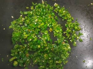 青椒蒜末皮蛋的做法