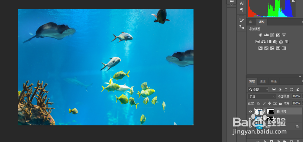 通过P合成小女孩在家里看海底世界的超现实场景