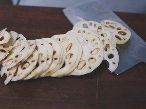 蒜油藕片的做法