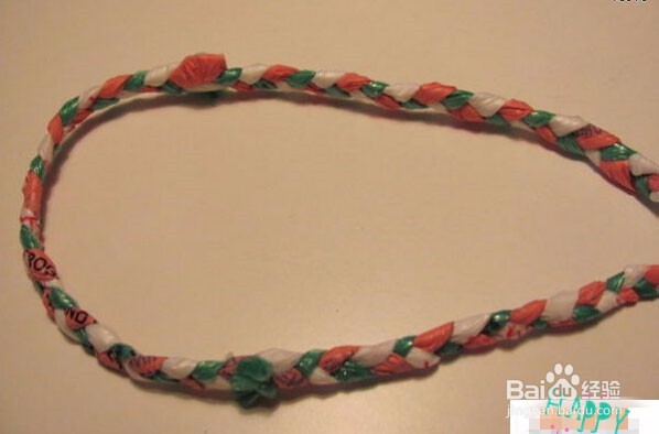 利用废塑料袋编织小篮子