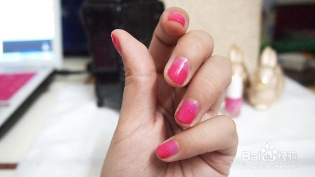 自己在家做粉嫩美甲