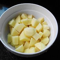 秘制五花肉炖土豆的做法