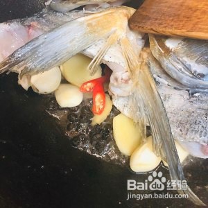 食补养生鱼头炖豆腐