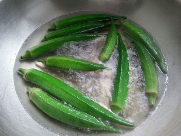 秋葵番茄炒鸡丁