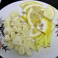 怎样制作好吃的蒜香柠檬茄汁鸡翅根