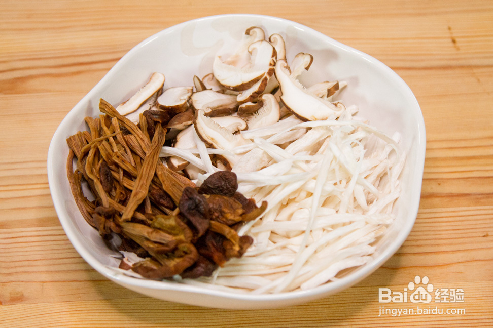 厨爸教你做腊肉杂菇煲