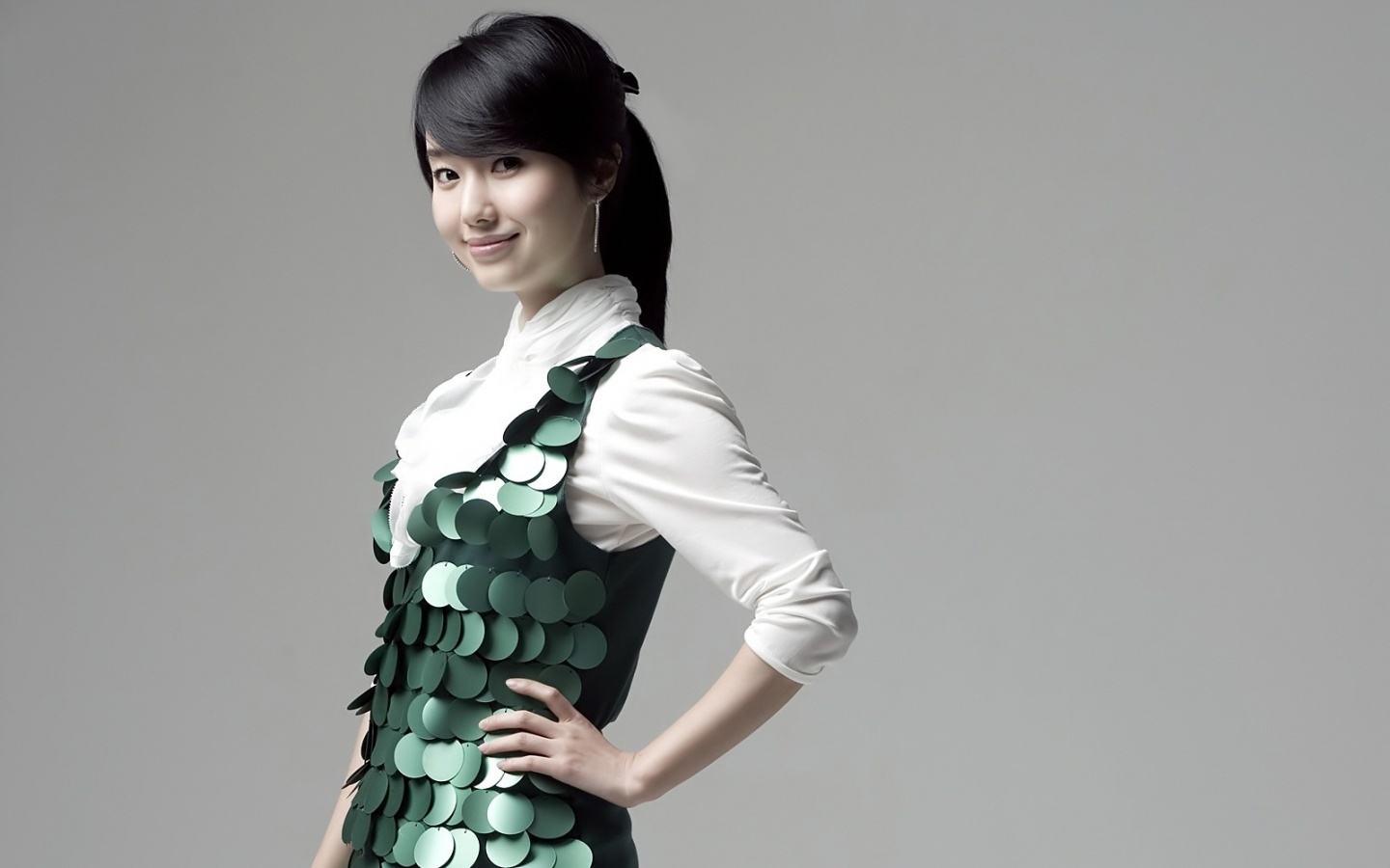 韩国明星舞台表演各具特色，嘴对着小指唱歌的女明星叫什么