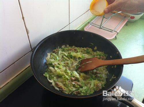 #我的拿手菜#教你烹饪美味的肉丝炒卷心菜