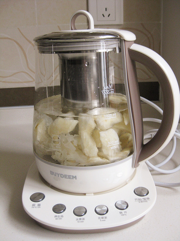 罗汉果银耳雪梨养生汤