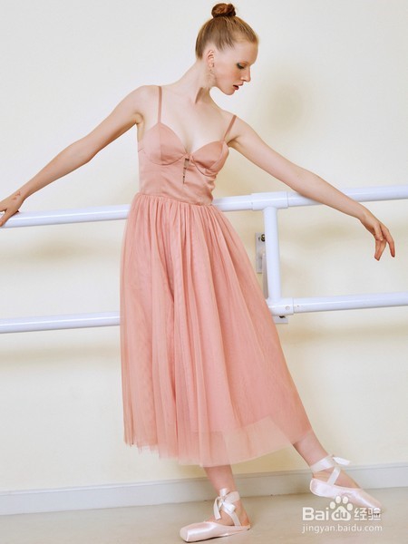 热度不减引力强大，性感吊带时髦开挂