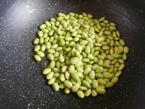 养生食补毛豆炒鸡蛋的做法
