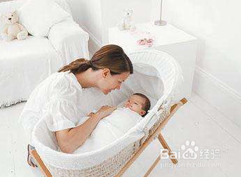 宝宝睡觉脑袋后面出很多汗，该怎么办？