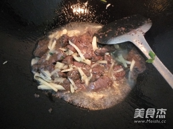 泡姜青椒炒鸭血