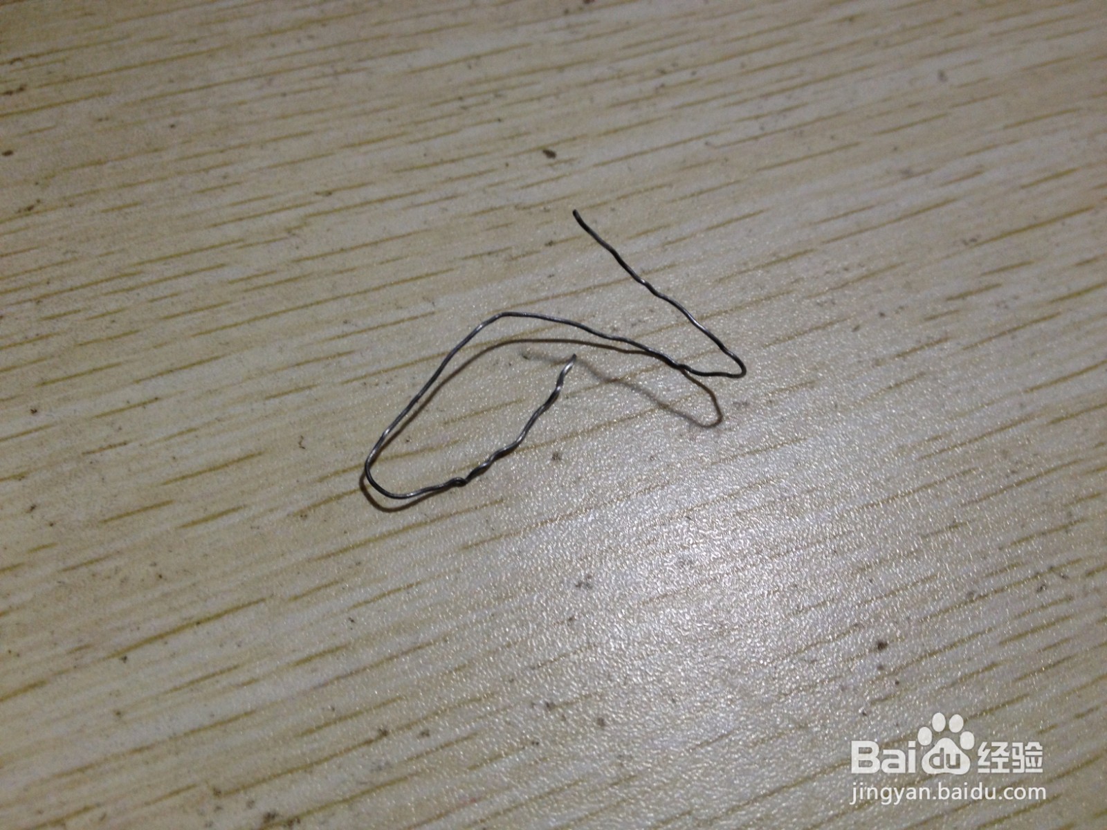 如何用一个小铁丝做成钢笔的简易支架