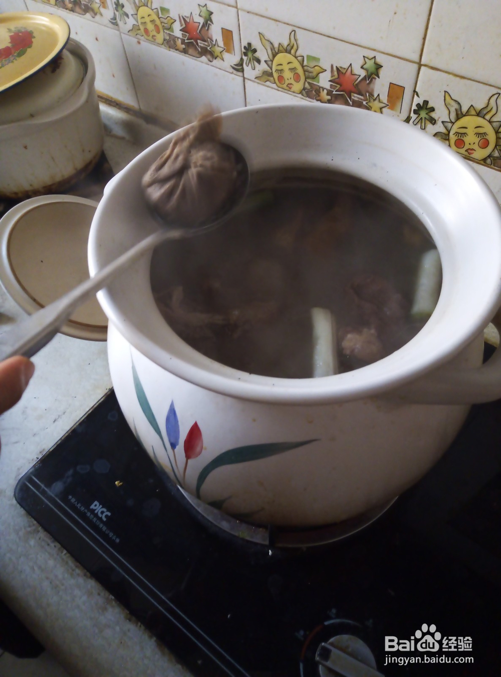 美味的炖牛脊骨汤
