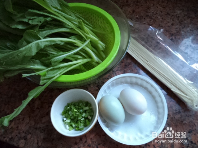 美味的汤面合一--咸蛋芥菜汤面