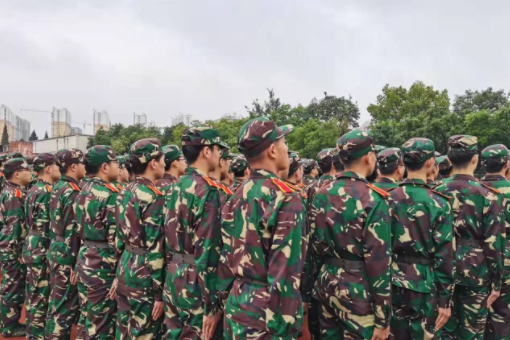 向后转走，应该从哪边转具体口令怎么喊哪个口令落哪个脚