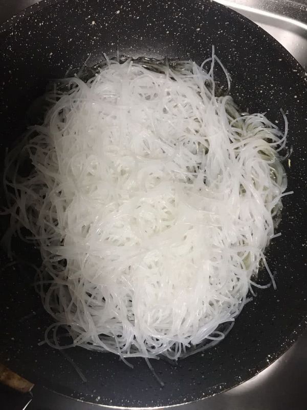 鲜虾火腿圆白菜炒粉丝