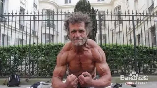 你嫌自己忙没时间锻炼,人家忙成狗也练出了腹肌