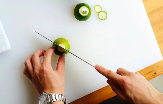 鸡尾酒怎么调，要呈蓝色的