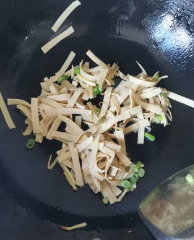 香饽饽的蒜黄炒千张