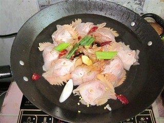 香辣酱鸡头怎么做
