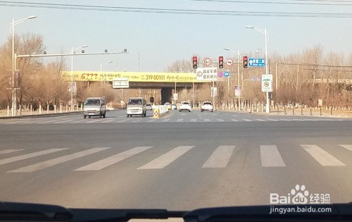 驾驶新手，遇前方红灯如何减速踩刹车？