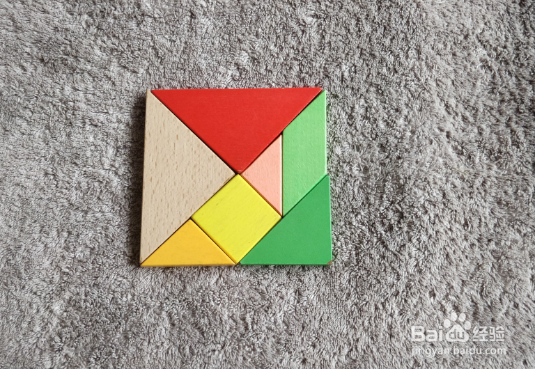 示范动作的教官用七巧板怎么拼？