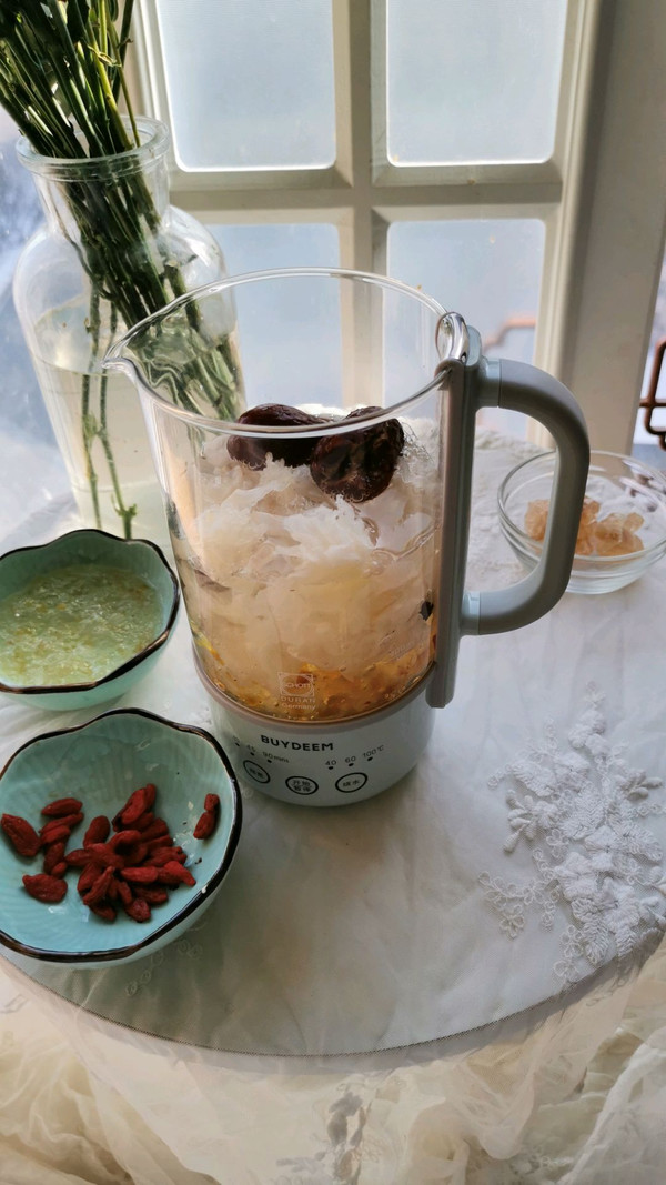 红枣桃胶银耳汤