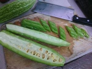 养生食补苦瓜排骨汤的做法