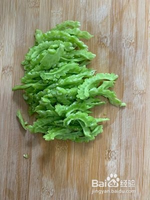 健康养生佳品咸鸭蛋炒苦瓜的做法